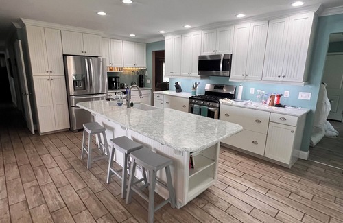 Lindenhurst House | Charming Lakehouse with 4-bedrooms and fitness room.