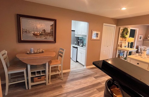 Lindenhurst House | Charming Lakehouse with 4-bedrooms and fitness room.