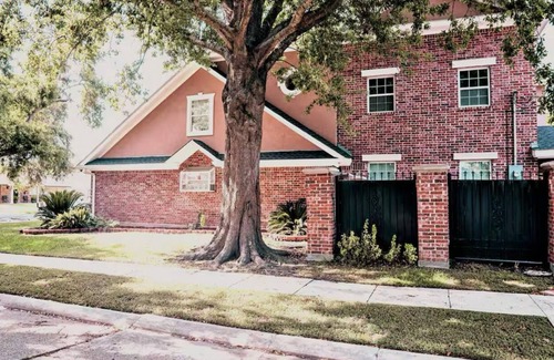 Algiers House | Charming large 4-bedroom house with movie room in vibrant New Orleans!n