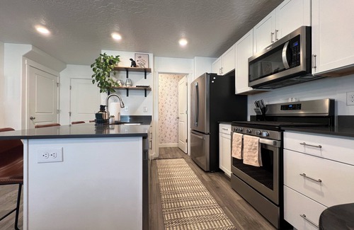 Layton House | Charming Layton Townhome. Cozy home near Hill AFB, Lagoon & Snow Basin.