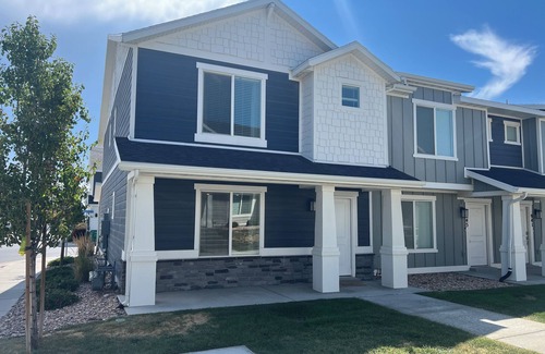 Layton House | Charming Layton Townhome. Cozy home near Hill AFB, Lagoon & Snow Basin.