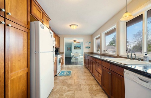 Rockaway Beach House | Charming, lg beach home 5 blocks to sand/town, HOT TUB, firepit,TV.Dog ok.
