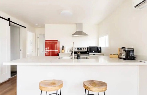 South Beacon Hill Cottage | Charming light-filled cottage near airport & DT
