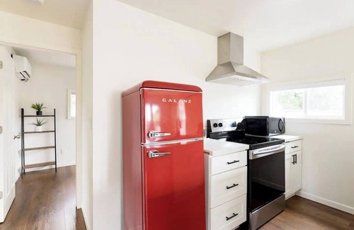 South Beacon Hill Cottage | Charming light-filled cottage near airport & DT