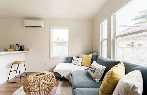 South Beacon Hill Cottage | Charming light-filled cottage near airport & DT