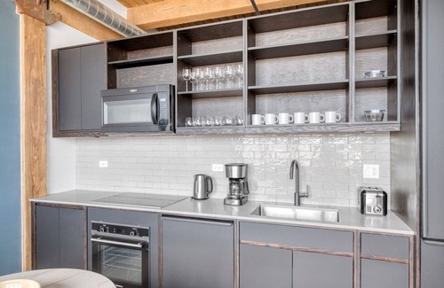 Sheffield Neighbors Apartment | Charming Lincoln Park 2BR w/W/D, Gym & Roof, nr I-90, by Blueground