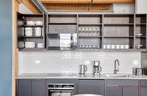Sheffield Neighbors Apartment | Charming Lincoln Park 2BR w/W/D, Gym & Roof, nr I-90, by Blueground