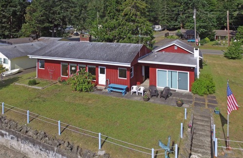 Matlock House | Charming little red beach house
