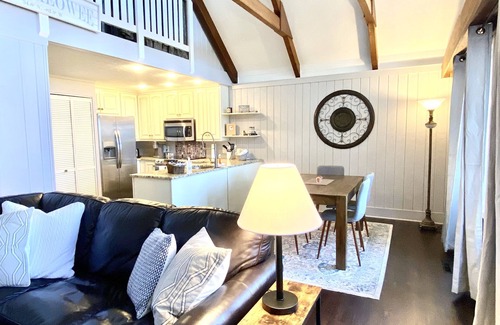 Salem Condo | Charming loft condo overlooking the 10th hole at Keowee Key.