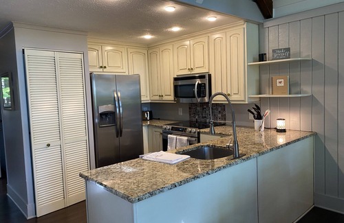 Salem Condo | Charming loft condo overlooking the 10th hole at Keowee Key.