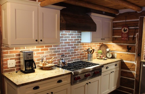 Bozeman House | Charming Log Cabin Retreat on Cottonwood Creek