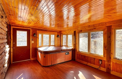 Sleepy Hollow Cabin | Charming log cabin by Berkeley Springs w/hot tub!