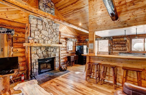 Drake Cabin | Charming Log Cabin with 3.8 Acres