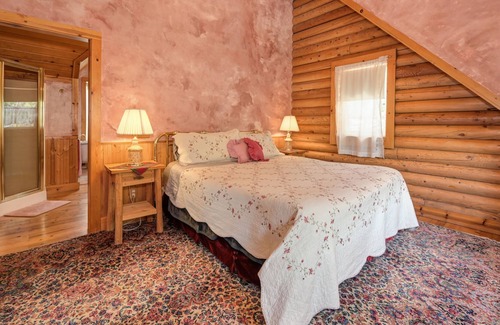 Alta Sierra Cabin | Charming Log Home with hot tub and river access