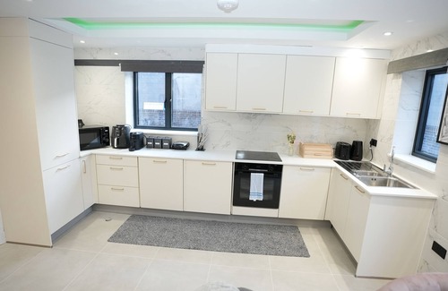 Harlesden House | Charming London House - Sleeps 5 & Outdoor Space