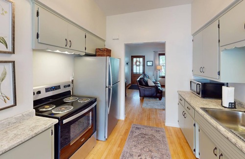 Green Bay House | Charming Lower Near Hospitals/Green Bay/Astor