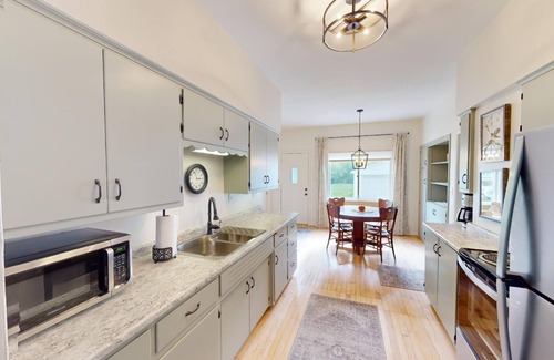 Green Bay House | Charming Lower Near Hospitals/Green Bay/Astor