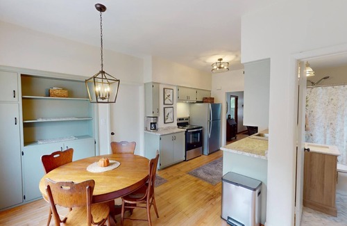 Green Bay House | Charming Lower Near Hospitals/Green Bay/Astor