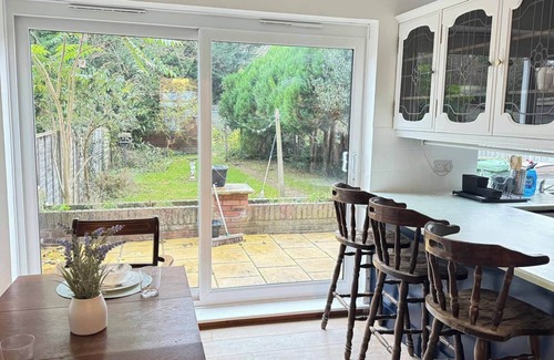 Luton House | Charming Luton Home for Families & Business Stays