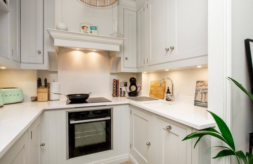 Islington Apartment | Charming Luxe 1-Bed by Highbury Fields & Tube| Pass the Keys
