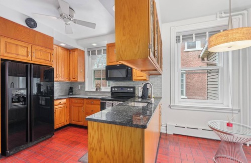 Allentown House | Charming Luxury 2-bedroom building in lovely Allentown with AC, fitness room