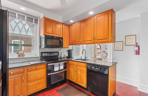 Allentown House | Charming Luxury 2-bedroom building in lovely Allentown with AC, fitness room