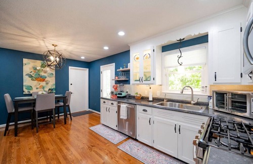 Lynchburg House | *Charming Lynchburg Haven | Comfort & Convenience!