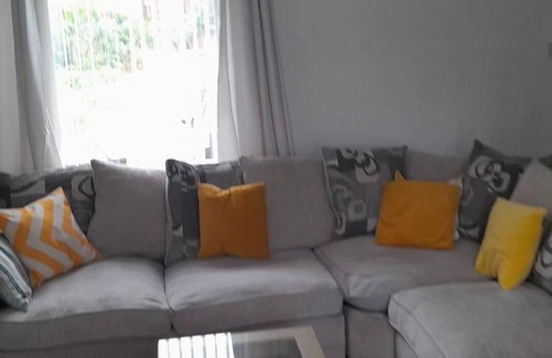 Audenshaw House | Charming Manchester House - Sleeps 6