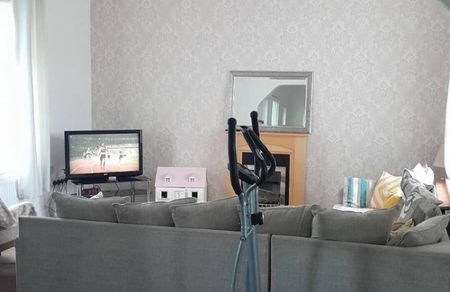 Audenshaw House | Charming Manchester House - Sleeps 6