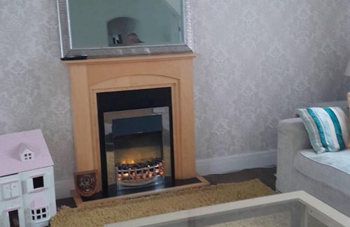 Audenshaw House | Charming Manchester House - Sleeps 6