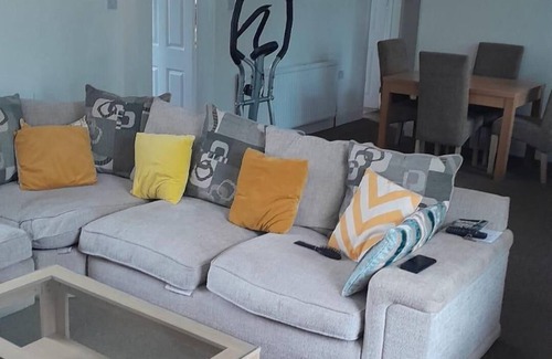Audenshaw House | Charming Manchester House - Sleeps 6