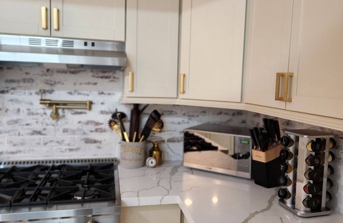 Riviera - Westchester House | Charming masterbedroom@historical downtown Bakersfield close to major hospitals