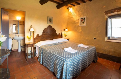 Subbiano Apartment | Charming medieval Villa for 21 persons, with private pool near Arezzo, Tuscany
