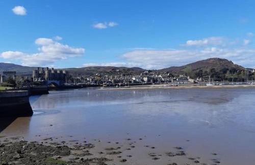 Conwy House | Charming Mid Terrace Cottage
