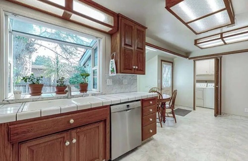 Eureka House | Charming Midcentury 2-BR Home Near Redwood Park