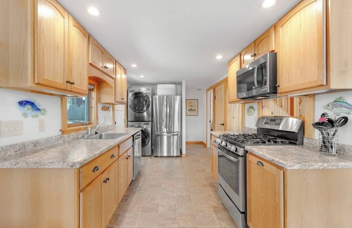 Windham Cottage | Charming, modern, 3-bedroom cottage on Pettingill Pond, in lovely Windham, Maine