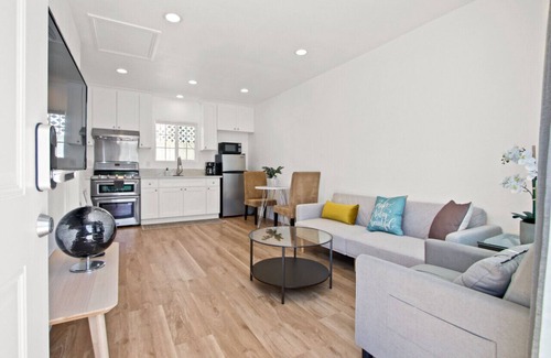 Rosemead House | Charming Modern Flat - 1 bedroom with parking