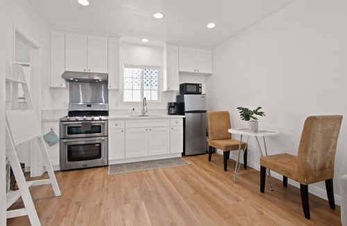 Rosemead House | Charming Modern Flat - 1 bedroom with parking