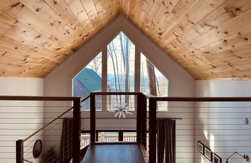 Gatlinburg - Pigeon Forge Cottage | Charming Modern Mountain Cottage - Special!