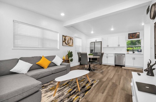 Fort Lauderdale House | Charming, Modern, Smart Home/Office/Fast WIFI/Private Parking/Huge Backyard