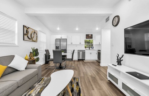 Fort Lauderdale House | Charming, Modern, Smart Home/Office/Fast WIFI/Private Parking/Huge Backyard