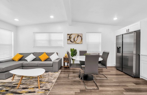 Fort Lauderdale House | Charming, Modern, Smart Home/Office/Fast WIFI/Private Parking/Huge Backyard