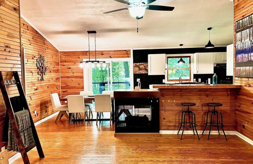 Saluda Cabin | Charming Mountain cabin in Saluda with stunning views & modern amenities!