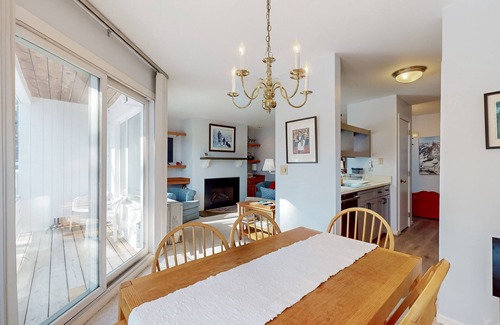 Warren Condo | Charming mountainside condo with fireplace, skiing, balcony, & washer/dryer