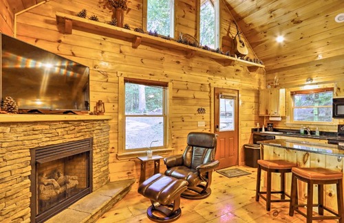 Murphy House | Charming Murphy Cabin with Porch - Near Hiking!