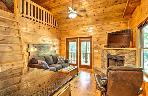 Murphy House | Charming Murphy Cabin with Porch - Near Hiking!