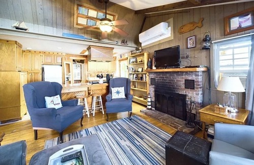 Manasquan Cottage | Charming "Nantucket Style" cottage in Manasquan. 10 Blocks from Sea Girt Beach!