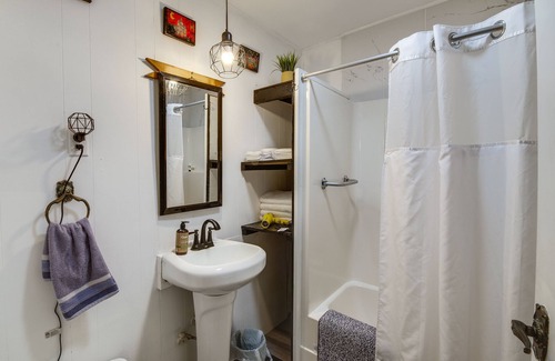Roxie Cottage | Charming Natchez Cottage w/ Sunroom!