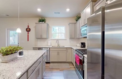 Raleigh House | Charming new 3-bedroom house in Raleigh w/weekly 15% & monthly 30% discounts