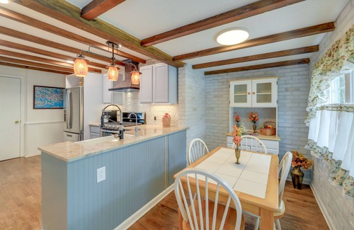 New Bern Cottage | Charming New Bern Cottage w/Grill & Fire Pit!